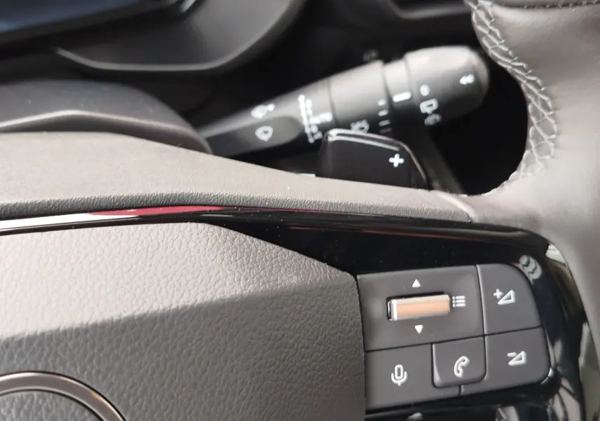 Détail du volant avec commandes intégrées sur la partie droite, intérieur gris du Citroën Berlingo 2025.