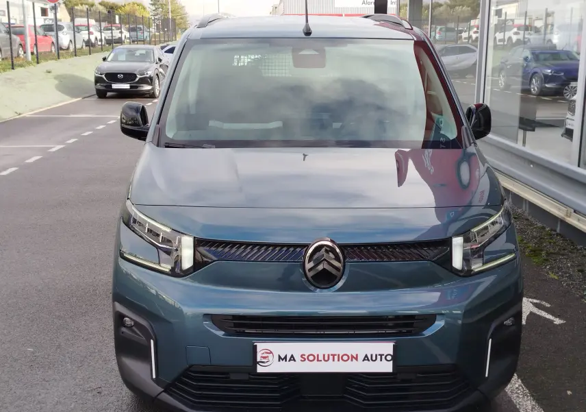 Vue de face du Citroën Berlingo 2025 en bleu Kiarma, avec calandre moderne et phares LED distinctifs.