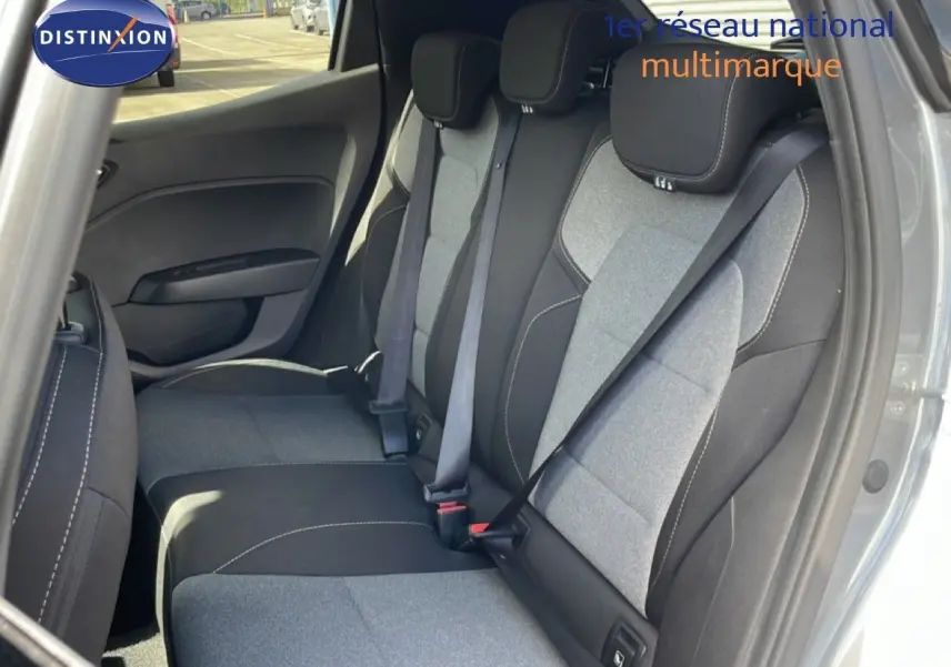 Vue intérieure sur les sièges arrière en tissu bicolore gris et noir de la Renault Clio 2025, porte arrière ouverte côté droit.