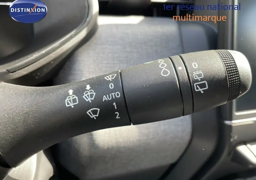 Gros plan sur la commande d’essuie-glace de la Renault Clio 2025 gris schiste métal, intérieur noir.