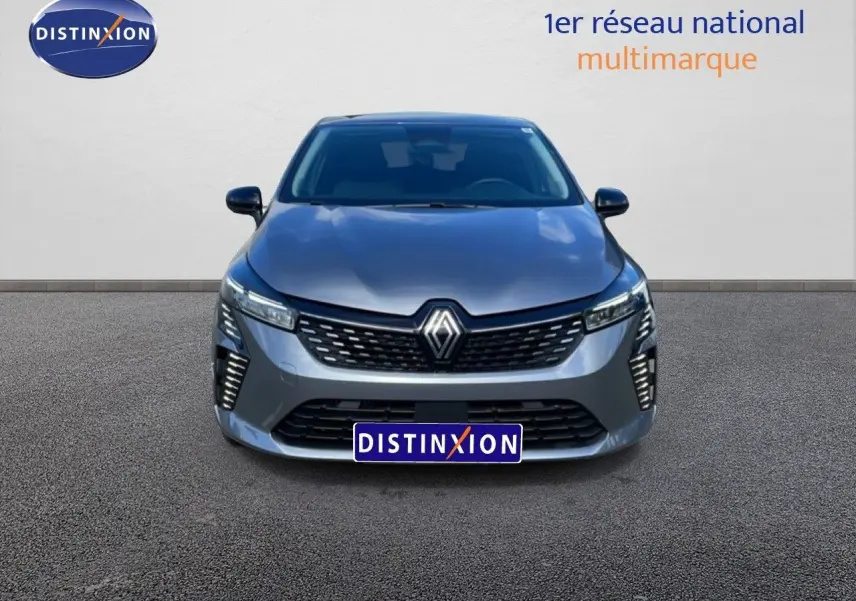 Vue frontale d'une Renault Clio 2025 gris schiste métal avec calandre moderne et feux LED verticaux distinctifs.