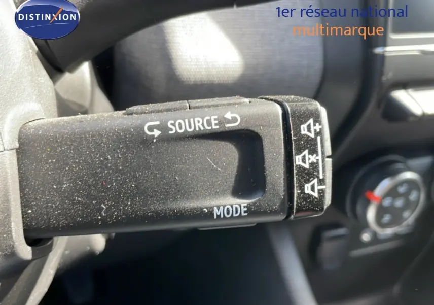 Gros plan sur la commande au volant de la Renault Clio 2025, mettant en valeur les boutons source et mode.