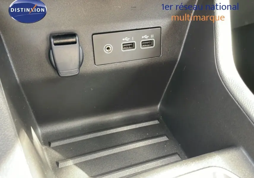 Vue rapprochée de la console centrale de la Renault Clio 2025 gris schiste, montrant les ports USB et prise auxiliaire.