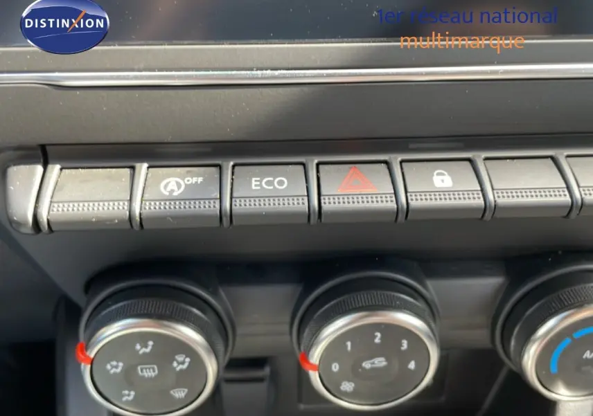 Gros plan sur la console centrale de la Renault Clio 2025, montrant les boutons de commande et les réglages de climatisation.