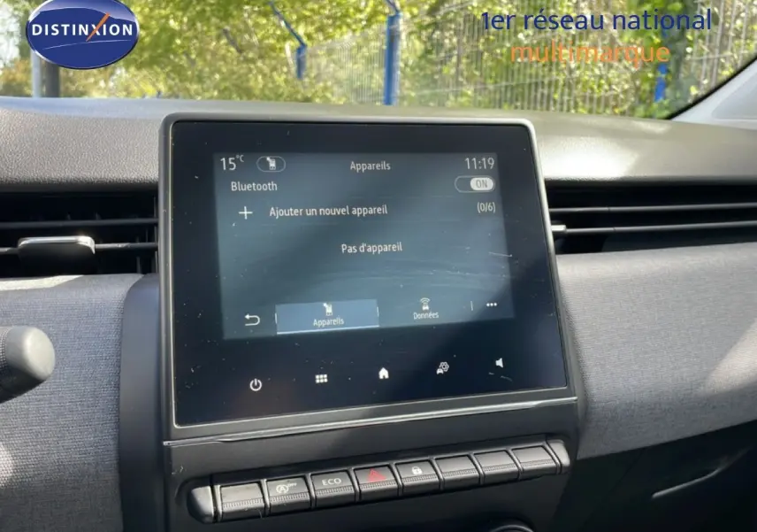 Vue rapprochée de l’écran tactile central et tableau de bord gris clair de la Renault Clio 2025, version essence automatique.