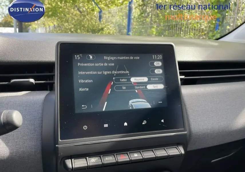 Vue intérieure du tableau de bord de la Renault Clio 2025, écran tactile affichant les réglages d’aide à la conduite.