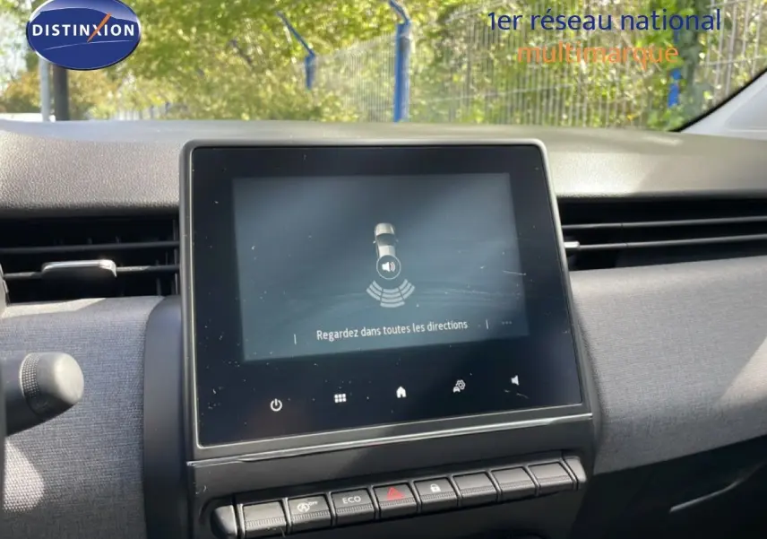 Vue intérieure du tableau de bord de la Renault Clio 2025, écran tactile central avec affichage assistant de conduite.