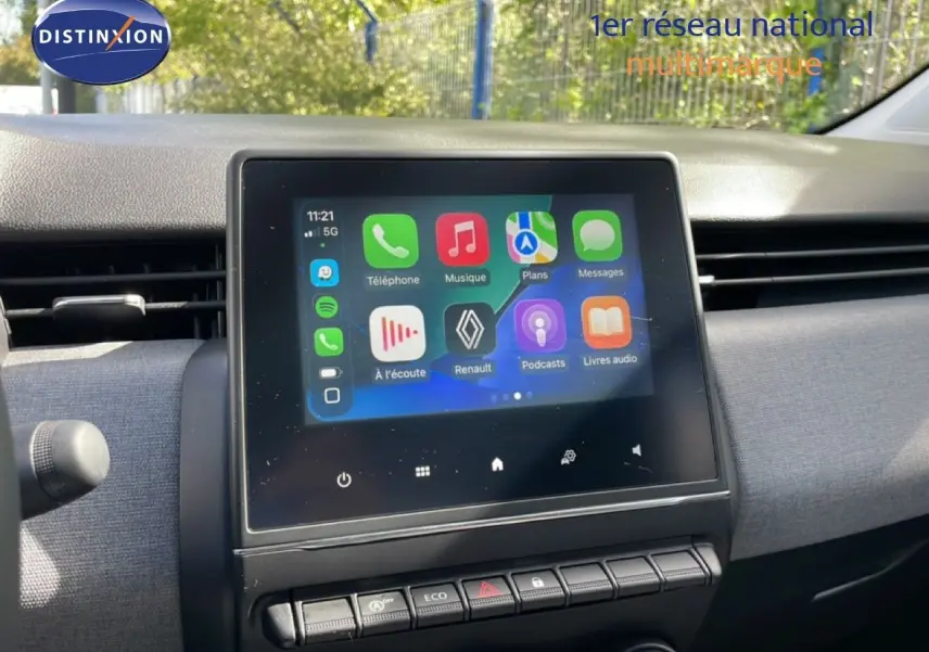 Vue rapprochée de l’écran tactile central de la Renault Clio 2025, affichant l’interface Apple CarPlay.