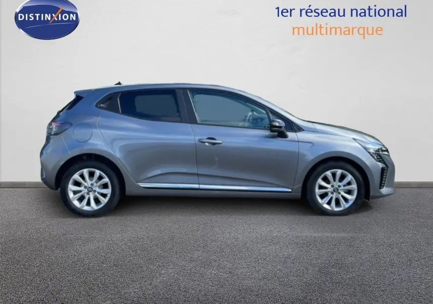 Profil côté gauche de la Renault Clio 2025 gris schiste métal avec jantes alliage et lignes fluides modernes.