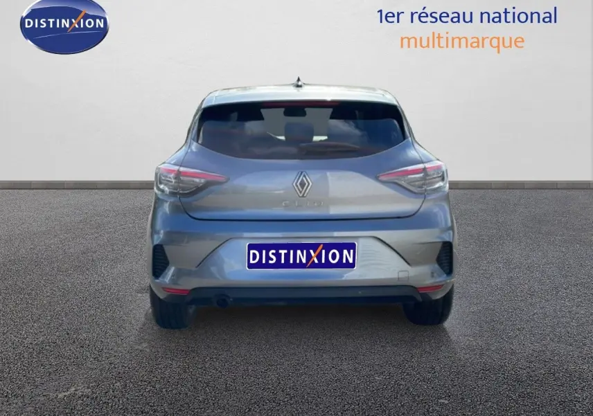 Vue arrière d'une Renault Clio gris schiste métal, mettant en valeur ses feux arrière fins et son design moderne.