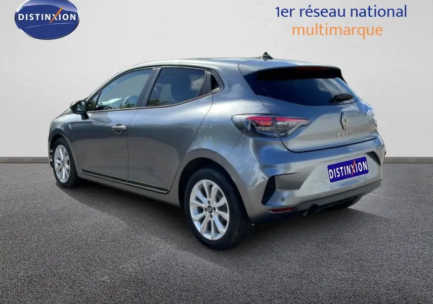 Renault Clio 2025 gris schiste métal vue 3/4 arrière droit, jantes alliage et feux arrière LED distinctifs.