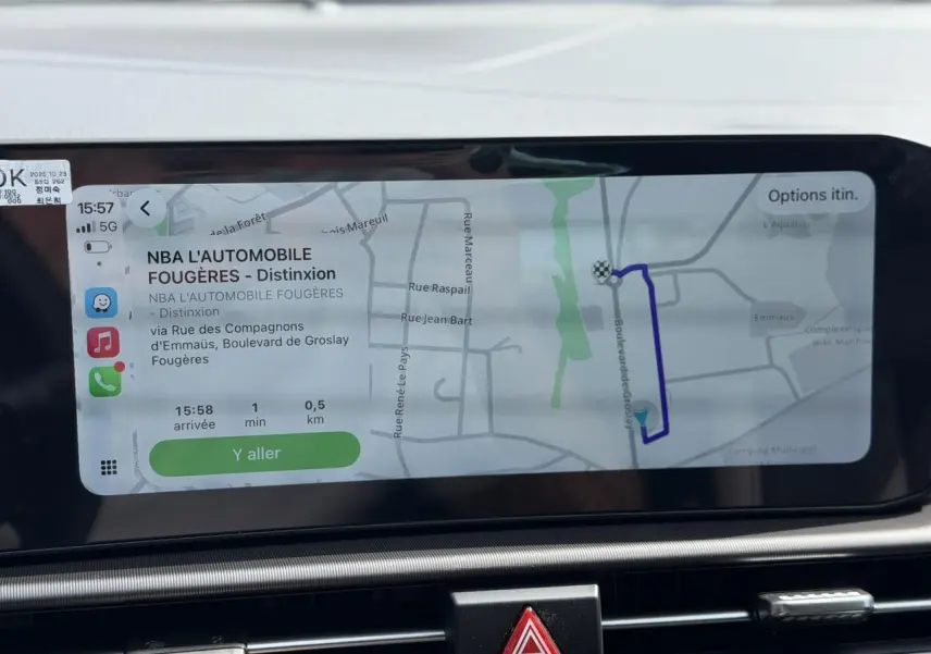 Écran tactile 12,3 pouces du Kia Sportage 2026 affichant la navigation avec itinéraire en cours.