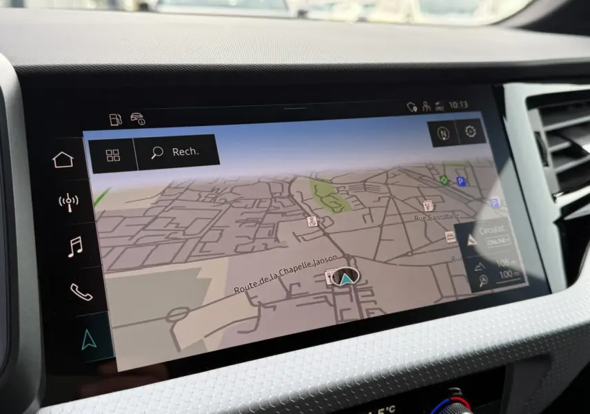 Écran tactile de navigation MMI plus dans l'Audi A1 Sportback 30 TFSI 110 S-Tronic Competition 2023.