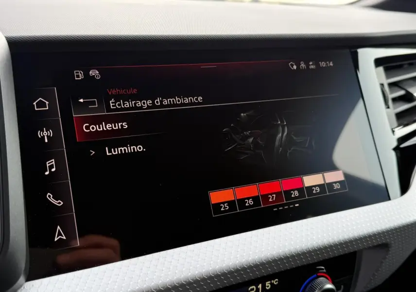 Écran central tactile montrant le réglage de l'éclairage d'ambiance dans l'habitacle d'une Audi A1 Sportback 2023.