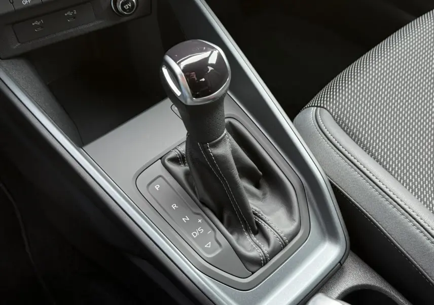 Le levier de vitesses automatique en cuir noir avec surpiqûres blanches de l'Audi A1 Sportback 30 TFSI.