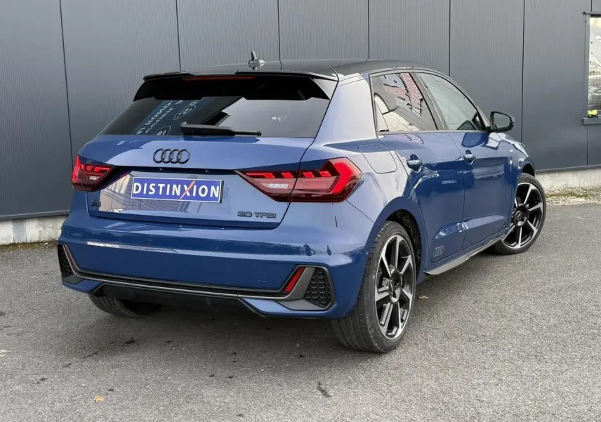 Audi A1 Sportback 30 TFSI bleu Ascari en 3/4 arrière droit, avec toit noir et jantes Rotor noires anthracite.