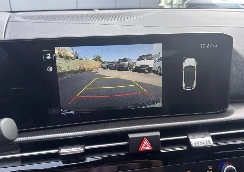 Écran tactile intérieur du Kia Sportage noir 2026 montrant la caméra de recul avec lignes de guidage colorées.
