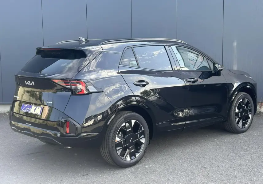 KIA SPORTAGE noir métallisé vue 3/4 arrière droit avec jantes alliage noires et feux arrière LED.