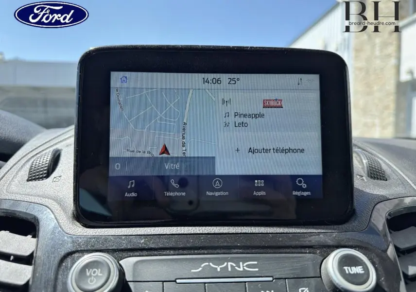 Vue rapprochée de l'écran tactile SYNC 3 du Ford Transit Connect gris lunaire, affichant la navigation et options multimédia.
