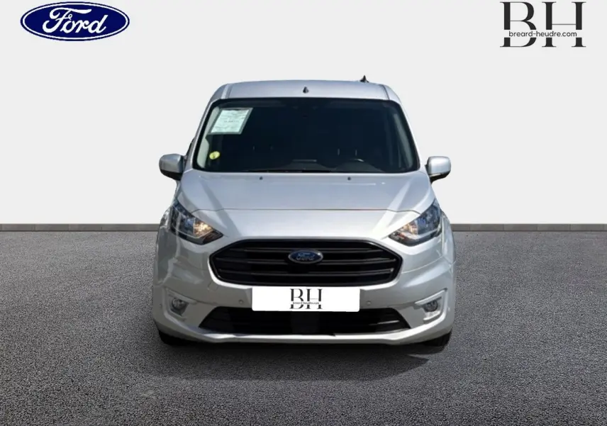 Vue frontale du Ford Transit Connect FGN L2 gris lunaire métallisé, mettant en valeur sa calandre noire et ses phares halogènes.