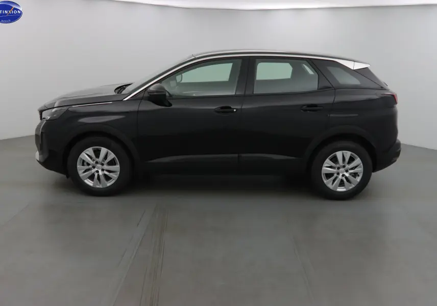 Profil droit d'un Peugeot 3008 noir perle métal 2023 avec toit contrasté argent et jantes alliage.