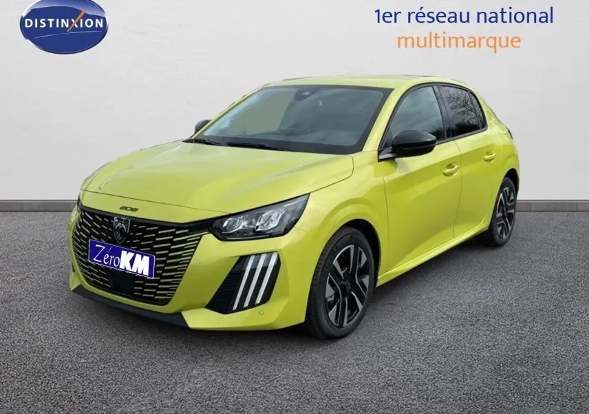 Peugeot 208 jaune Agueda Metal vue 3/4 avant droit avec calandre distinctive et jantes noires bicolores.
