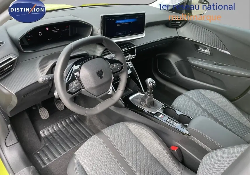 Intérieur moderne de Peugeot 208 2025, vue côté conducteur, volant compact et console centrale avec boîte manuelle.