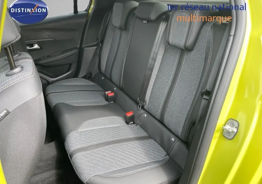 Vue intérieure côté droit des sièges arrière en tissu gris et cuir noir d'une Peugeot 208 jaune Agueda Metal 2025.