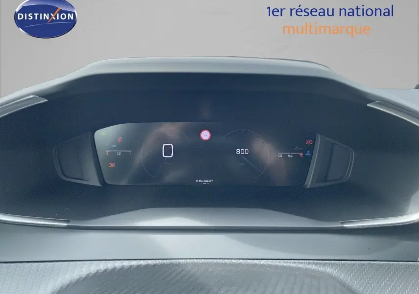 Tableau de bord numérique du Peugeot 208 2025 affichant la vitesse et le compte-tours dans un habitacle moderne.