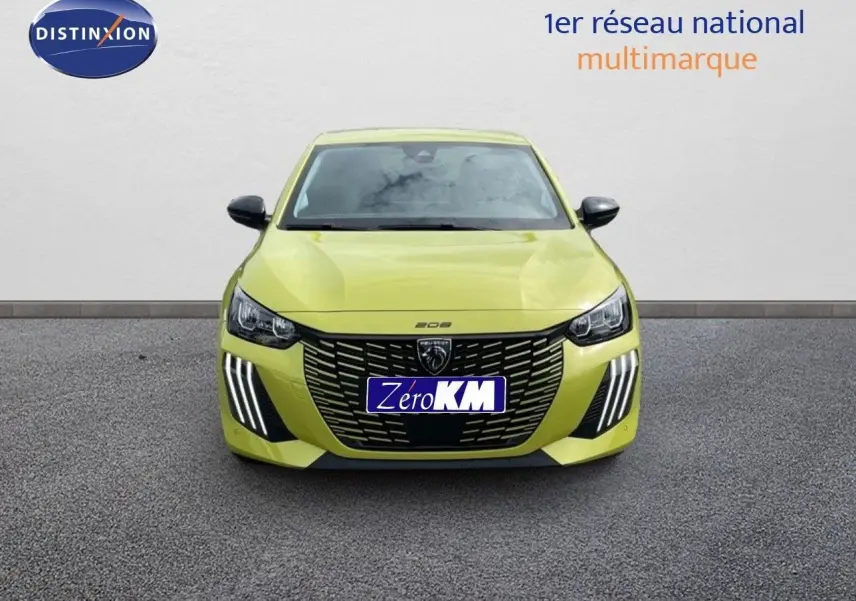 Vue frontale d'une Peugeot 208 jaune Agueda Metal avec calandre noire et feux LED distinctifs allumés.