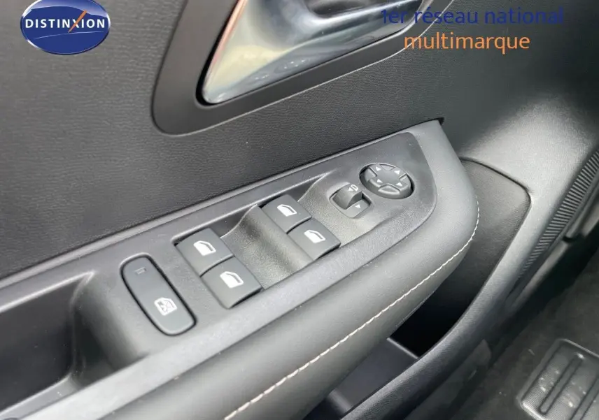 Gros plan sur la commande des vitres côté conducteur de la Peugeot 208 1.2 PureTech jaune Agueda métal, intérieur noir.