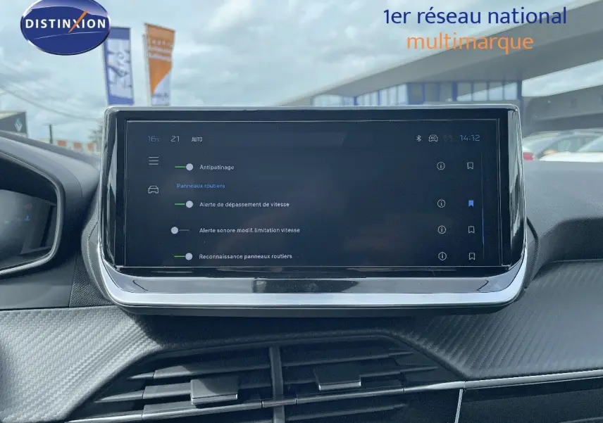 Tableau de bord avec écran tactile affichant les réglages d'assistance de la Peugeot 208 jaune Agueda, vue intérieure frontale.