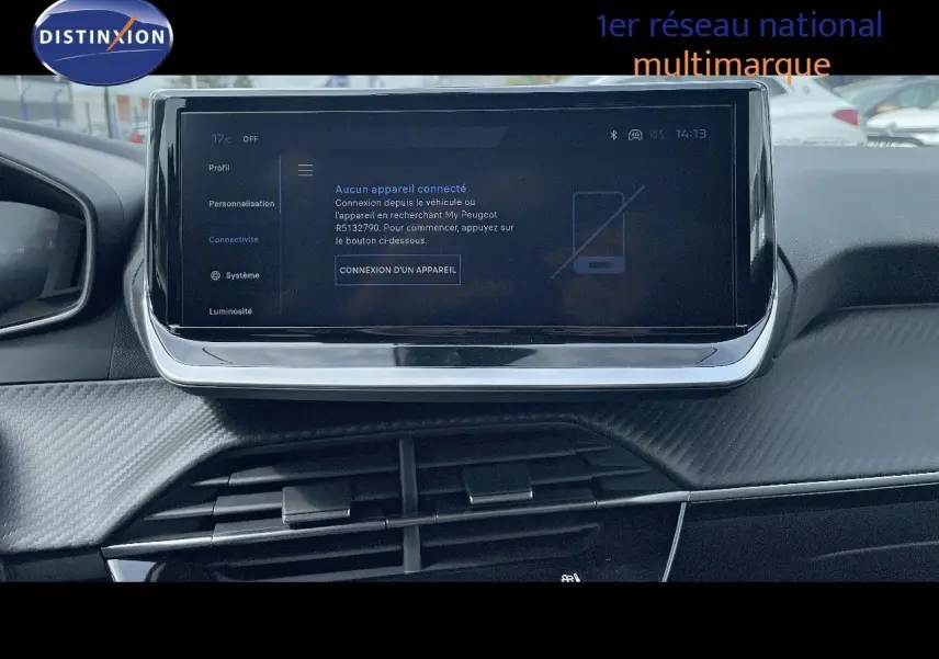 Vue intérieure du tableau de bord de la Peugeot 208 1.2 PureTech 100ch Allure avec écran tactile central et finition noire.