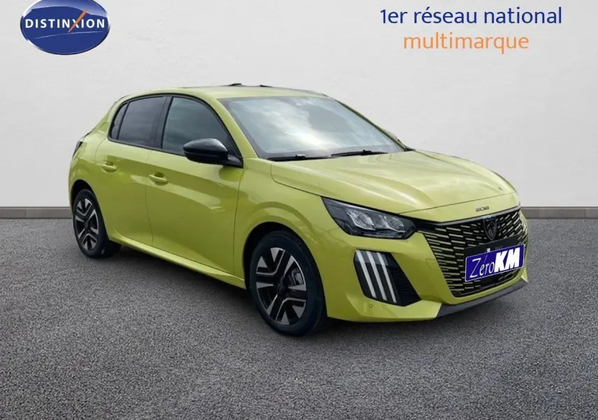 Peugeot 208 jaune Agueda métal vue 3/4 avant droit avec calandre noire et feux LED distinctifs.