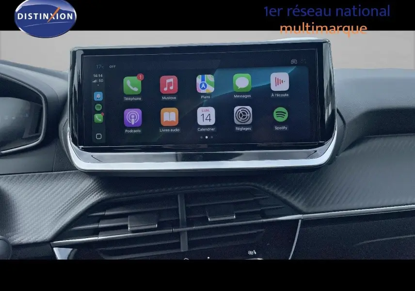 Écran tactile central affichant les applications multimédia dans l'habitacle moderne d'une Peugeot 208.