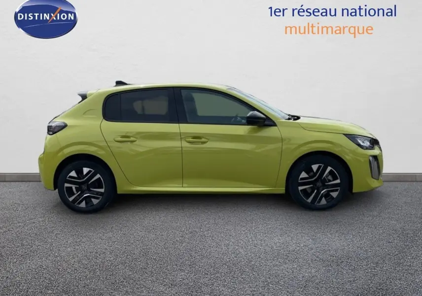 Profil latéral droit d'une Peugeot 208 1.2 PureTech 100ch Allure en jaune Agueda métal, avec jantes noires et toit noir.