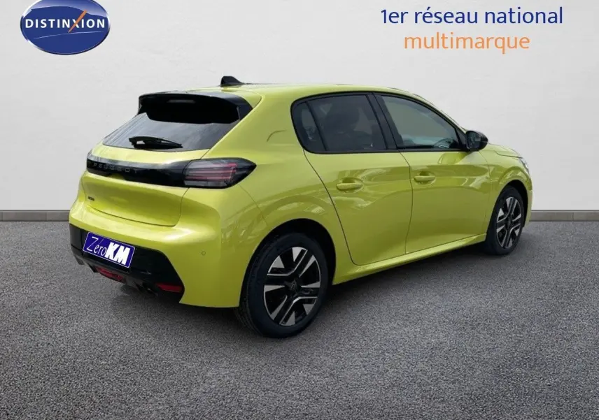 Vue 3/4 arrière droite d'une Peugeot 208 jaune Agueda métal, compacte et moderne avec feux arrière noirs et jantes stylées.