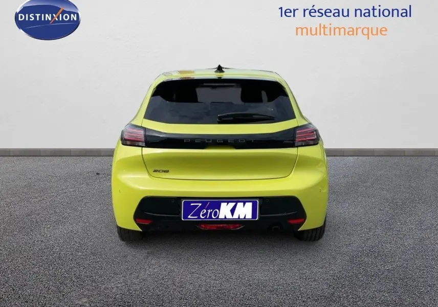 Vue arrière d'une Peugeot 208 jaune Agueda Métal, mettant en valeur ses feux LED et son design compact.