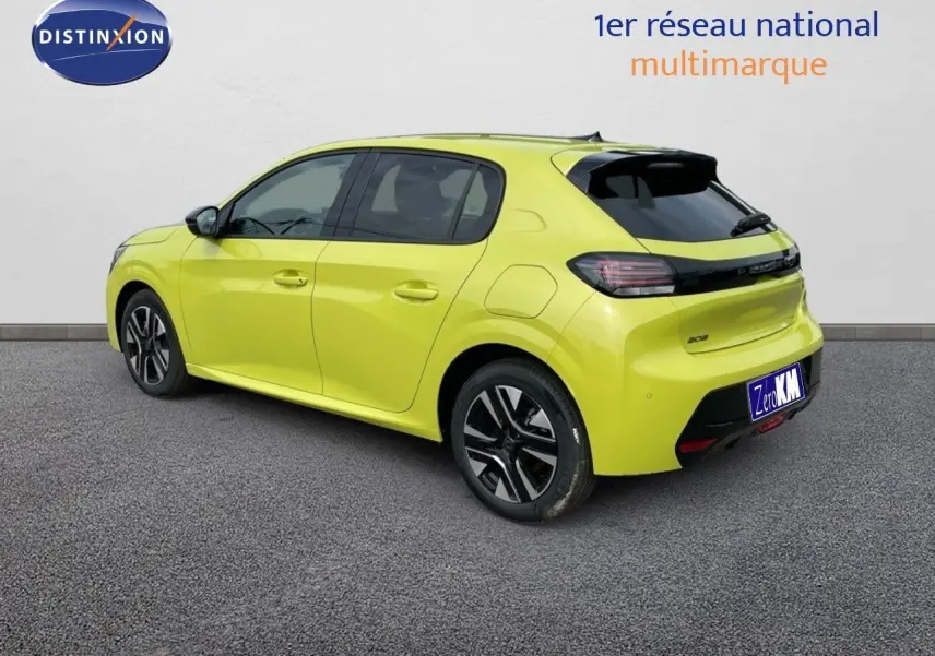 Vue 3/4 arrière droite d'une Peugeot 208 jaune Agueda métal avec jantes noires et toit noir contrasté.