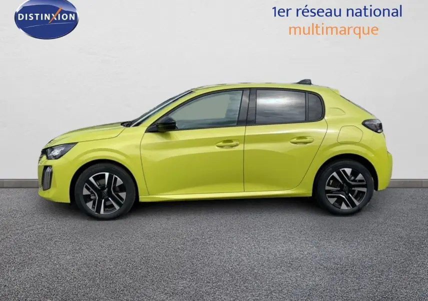 Profil côté gauche d'une Peugeot 208 2025 jaune Agueda Metal avec jantes noires et toit noir contrasté.