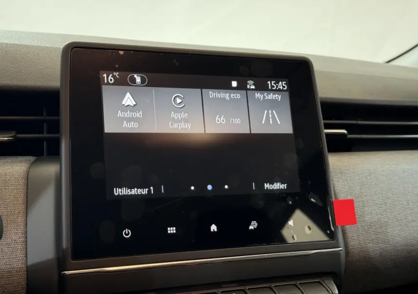 Écran tactile central affichant Android Auto et Apple Carplay dans l’habitacle gris clair d’une Renault Clio Evolution 2025.