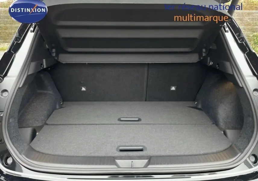 Coffre ouvert du Nissan Qashqai noir 2025, vue arrière montrant un espace de chargement plat et spacieux.