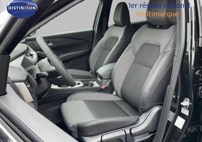 Intérieur du Nissan Qashqai noir 2025 vu côté conducteur, sièges tissu et cuir gris avec volant multifonctions.