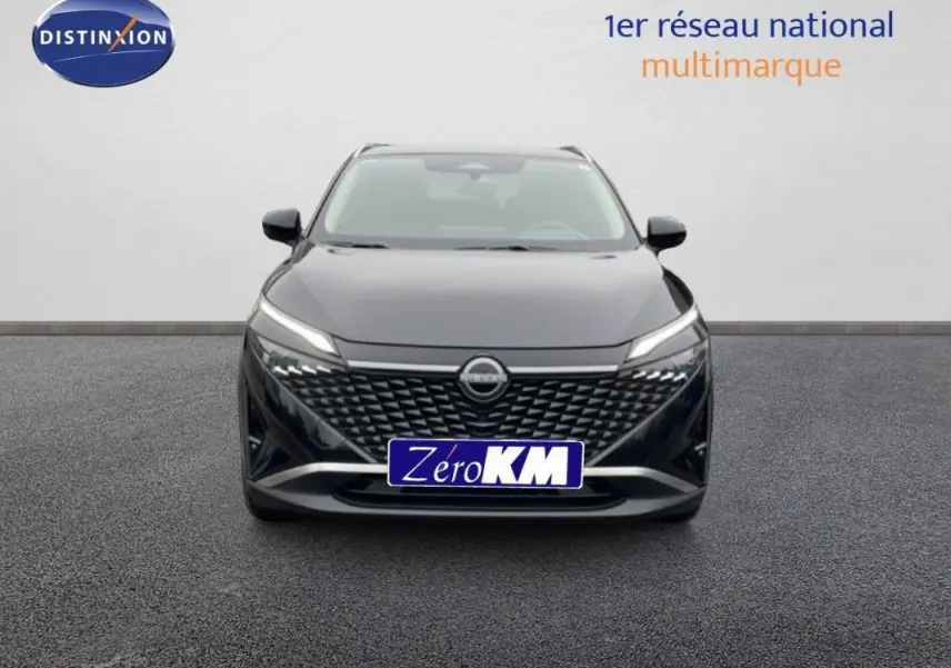 Vue avant d'un Nissan Qashqai noir 2025 avec calandre distinctive et phares LED fins allumés.