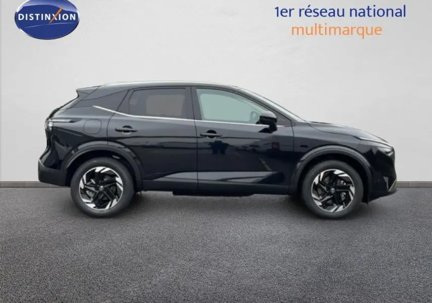 Vue de profil côté gauche du Nissan Qashqai noir 2025 avec jantes aluminium et barres de toit visibles.