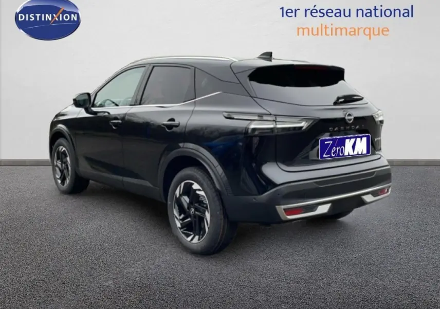 Nissan Qashqai noir 2025 en 3/4 arrière droit, avec jantes aluminium et barres de toit visibles.