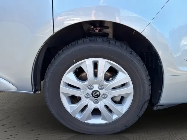 Gros plan sur la roue avant droite grise d'un Nissan Primastar 2025 avec jante alliage et logo central Nissan.