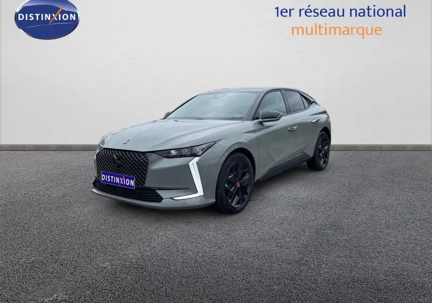 DS4 BlueHDi 130ch gris laqué métal vue 3/4 avant droit avec calandre noire et jantes noires.