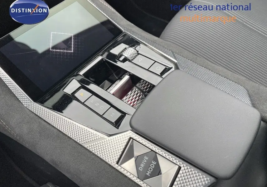 Gros plan sur la console centrale noire et argentée du DS4 2024 avec commandes de boîte auto et mode de conduite.