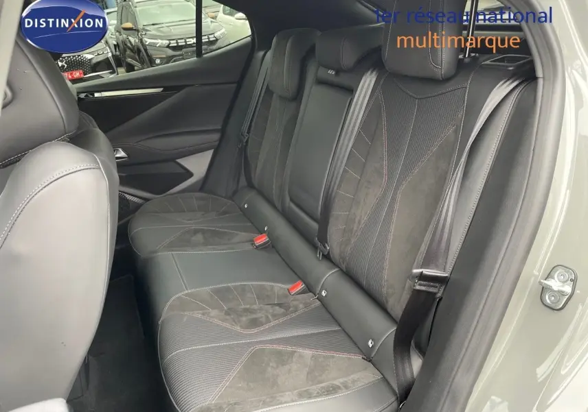 Vue intérieure des sièges arrière en cuir noir avec surpiqûres contrastées du DS4 gris laqué métal 2024.